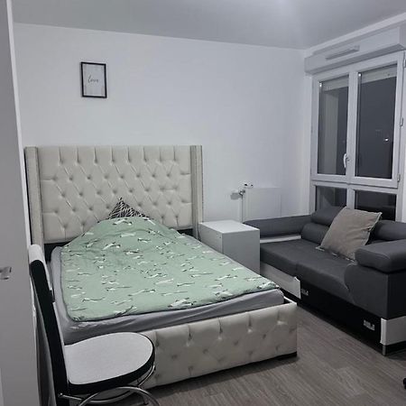 Chambre Individuelle Dans Un Appartement A 37 De Champs Elysees Sartrouville Kültér fotó