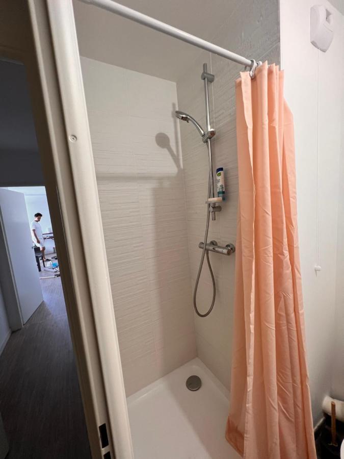 Chambre Individuelle Dans Un Appartement A 37 De Champs Elysees Sartrouville Kültér fotó