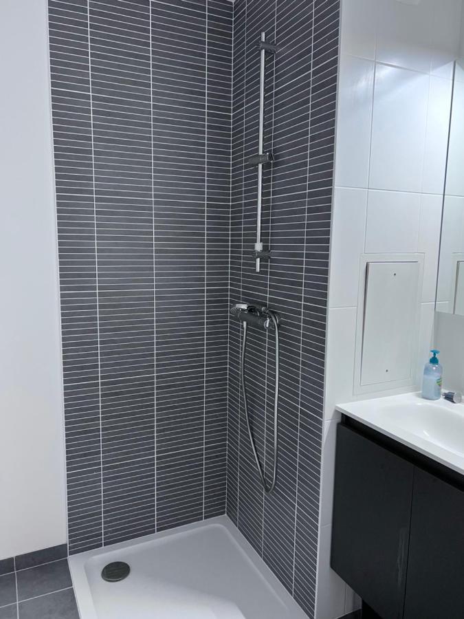 Chambre Individuelle Dans Un Appartement A 37 De Champs Elysees Sartrouville Kültér fotó