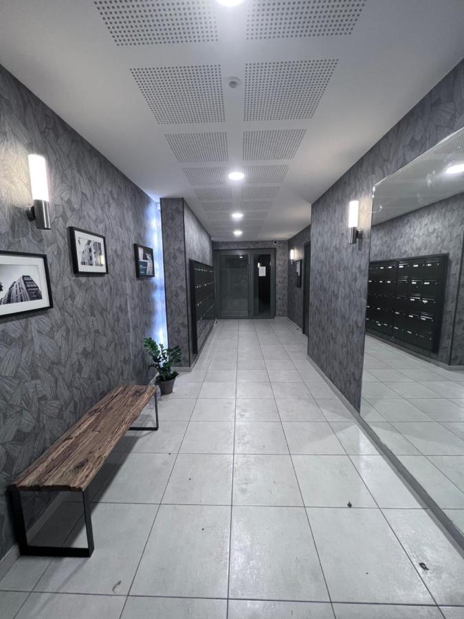Chambre Individuelle Dans Un Appartement A 37 De Champs Elysees Sartrouville Kültér fotó