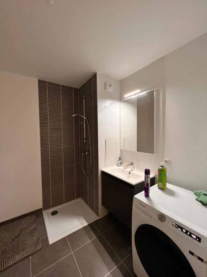 Chambre Individuelle Dans Un Appartement A 37 De Champs Elysees Sartrouville Kültér fotó