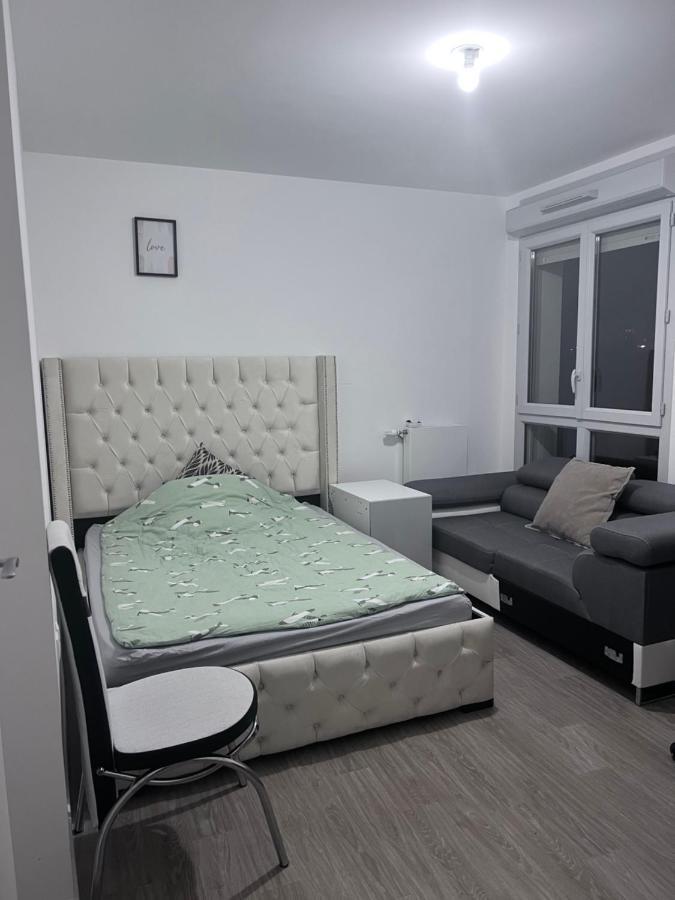 Chambre Individuelle Dans Un Appartement A 37 De Champs Elysees Sartrouville Kültér fotó